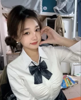 水多逼粉的05女大学生租房兼职