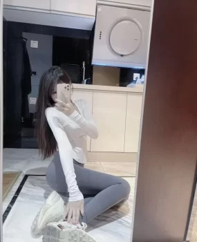 单身公寓爽约一卖瑜伽课身材匀称小姐姐