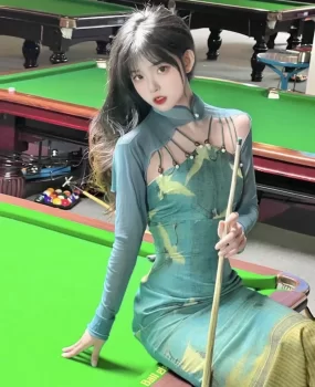 白皙肌肤旗袍性感台球妹妹玩得一手好杆