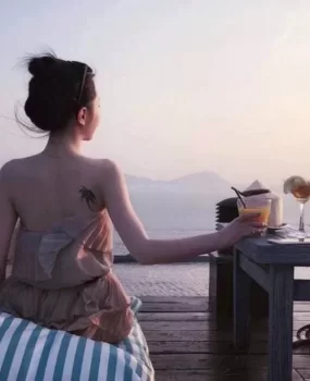 一个甜美温柔的小姐姐