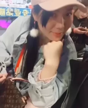 身体敏感外观知性女人