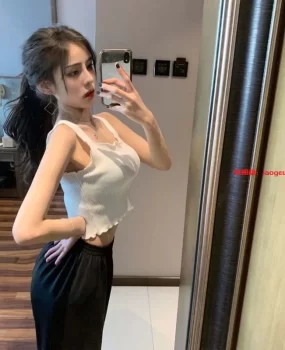 19岁 大咪.咪.粉鲍鱼，你想要的姿势她都有！身材服务超棒会 喷水。