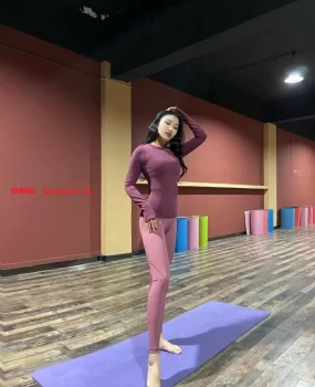 瑜伽小姐姐兼职一字马艹